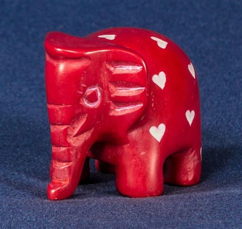 roter Elefant mit Rüssel und Herzchen